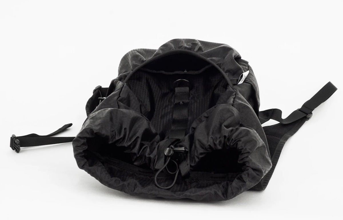 Bucketlist ブラックバックパック 20L-35L Bucketlist ブラックバックパック 20L-35L